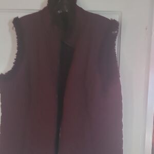 Women's Sleeveless Quilted Jacket - Burgundy
